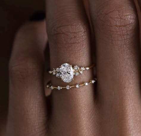 Wedding Bands For Women With Oval Engagement Ring, Dainty Band Engagement Ring, Aesthetic Engagement Ring Photos, Dainty Elegant Engagement Rings, Mosinatte Ring Gold, Alternative Engagement Rings Boho, Snow Drift Engagement Ring, 2023 Wedding Rings, Dainty Engagement Ring And Wedding Band