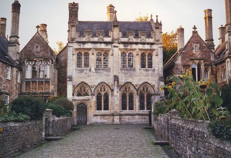 vicars close wells somerset england Wells Somerset, Wells Cathedral, Somerset England, England And Scotland, Stately Home, Historical Architecture, Wales England, Beautiful Buildings, Somerset