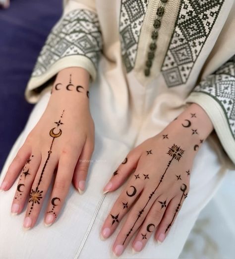 #hennainspire #henna #hennainspiration #hennamehndidesign Henna Hand Tattoos, Elegant Henna, Hand Henna Designs, Henna Hand, Latest Simple Mehndi Designs, Henna (mehndi) Design, Simple Mehndi Designs, Henna Design, Henna Tattoo