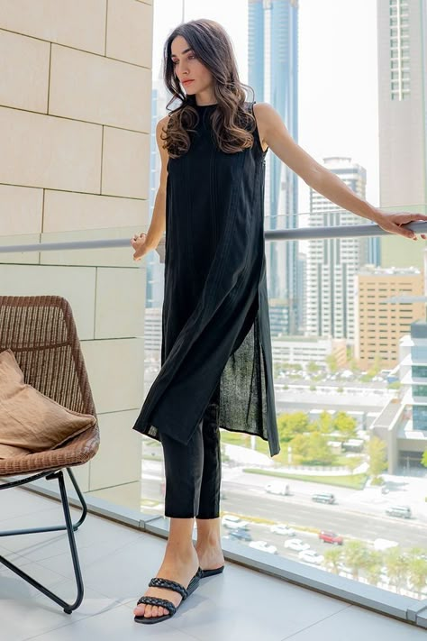 Sleeveless Kurta, Stylish Kurtis Design, Ethnic Dresses, Trendy Outfits Indian, Simple Kurta Designs, Simple Kurti Designs, Casual Indian Fashion, Stylish Short Dresses, Long Dress Design