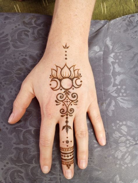 Cool Henna Tattoos, Hanna Tattoo, Small Henna Tattoos, Moon Lotus, Small Henna Designs, Henne Tattoo, Cute Henna Designs, Cute Henna Tattoos, Henna Style Tattoos