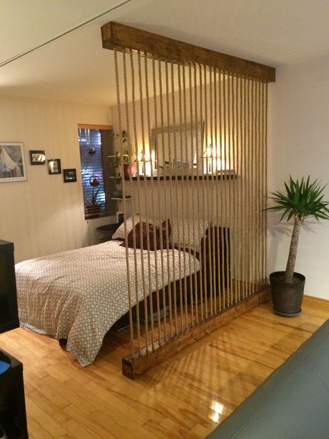 Built this rope wall room divider to break up my loft style space, provide a barrier between my bedroom area and living/dining area, but allows the bright light I get from the front windows. Boxes are built with 2x4s and 1x6 fence boards; screwed together then stained with several coats. Rope is 5/8 inch Manila rope from ropeshop.ca, about 250 feet worth. Room Divider Diy, Room Divider Ideas, Divider Ideas, Hanging Room Dividers, Studio Apartment Divider, Diy Room Divider, Medieval Style, Partition Design, Room Partition