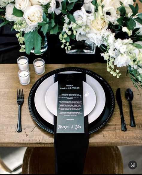 Wedding Plate Set Up, Wedding Dinner Menu Ideas, White Timeless Wedding, Bougie Wedding, Mountain Chic Wedding, Black Charger Plates, Wedding Plate Setting, Black White Gold Wedding, Personal Wedding Ideas