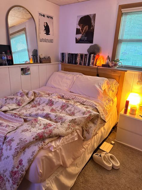 #dreamy #cozy #clairo #1975 #pink #floral #minimal Cozy College Living Room, Tiny Cozy Bedroom, Apartment Aesthetic Cozy Bedroom, Twin Size Bed Ideas, Tiny Bedroom Ideas Cozy, Bed Wall Ideas, Cozy Bedroom Pink, How To Decorate A Small Bedroom, Cozy Simple Bedroom