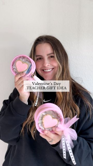 Sierra Miller | Content Creator on Instagram: "Remember when I shared this idea for teacher appreciation week last year?! I loved it so much that I wanted to make a Valentine’s Day version. 💕 After sharing Christmas teacher gifts last month, I got a lot of feedback that teachers prefer only receiving gift cards. This is just a fun way to spruce it up with a cute few extras! 😍 Pouch: @hobbylobby Sticker patch: @hobbylobby Disco heart keychain: @fivebelow Paper filler: @hobbylobby Ribbon: @hobbylobby Tag: @threadmama_story . . . . . #teachersofinstagram #teachergifts #teachergift #teachergiftideas #teachergifts🍎 #teacherappreciation #teacherappreciationweek #teacherappreciationgift #hobbylobby #hobbylobbyfinds #valentinesdaygift #valentinesday2024 #teachervalentines #teachervalentine Preschool Teacher Valentines Day Gifts, Valentines For Teacher, Valentine Ideas For Teachers, Valentine Teacher Gift Ideas, Valentines For Teachers From Students, Valentines Day Gift For Teacher, Valentine For Teachers, Valentine’s Day Gift For Teachers, Valentines Day Gifts For Teachers