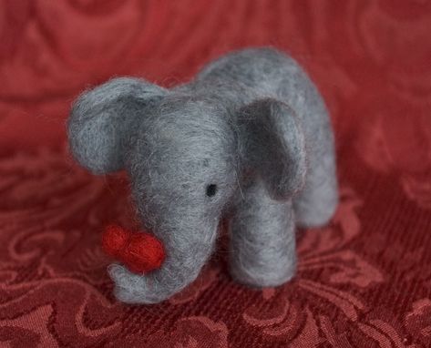 Needle Felted Elephant | Dan & Virginia | Flickr Felted Elephant, Wool Felting Animals, Needle Felting Tutorial, Needle Felting Diy, Needle Felted Christmas, Wool Needle Felting, Wool Animals, Needle Felting Tutorials, Felt Bunny