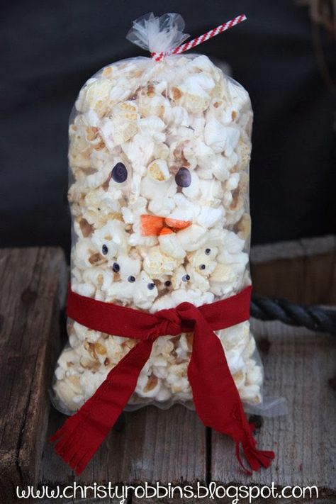 Snowman Popcorn Snowman Popcorn Cups, Popcorn Snowman, Snowman Popcorn, Popcorn Christmas, Christmas Bazaar Ideas, Snowman Treats, Christmas Popcorn, Snowman Party, School Christmas Party