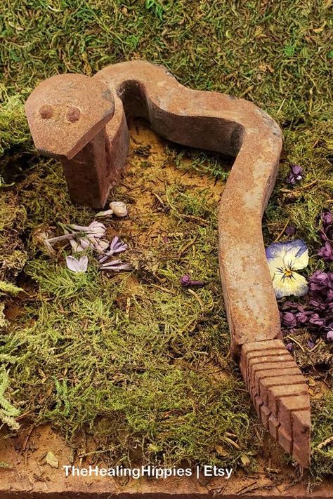 28 Charming Recycled Garden Junk Ideas | Empress of Dirt Railroad Spikes Crafts, Art Snake, Recycled Garden Art, Metal Sculptures Garden, Unique Garden Art, Railroad Art, Repurposed Art, Garden Junk, Recycled Garden