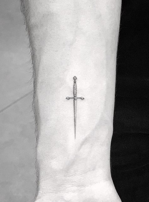 Tatuagem Masculina Pequena, Warrior Tattoos, Tattoos Geometric, Dagger Tattoo, Full Sleeve Tattoos, Badass Tattoos, Dainty Tattoos, Sleeve Tattoos For Women, Dope Tattoos