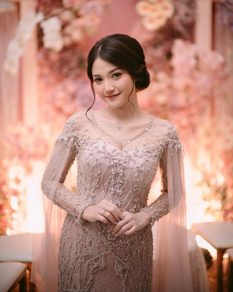 Sanggul Modern Hairstyles, Kebaya Hairstyle, Hair Do Kebaya, Hair Do Wisuda, Kebaya Hairdo, Kebaya Nikah Modern, Hairstyle Kondangan, Hairdo Engagement, Kebaya Wedding Dress