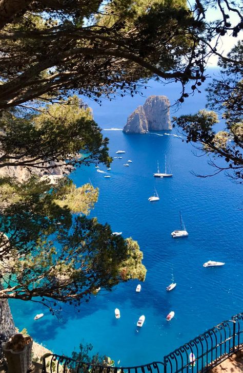 Capri Italia, Filmy Vintage, Image Nature, Capri Italy, Italy Vacation, Vacation Places, Beautiful Places To Travel, Greece Travel, Travel Aesthetic