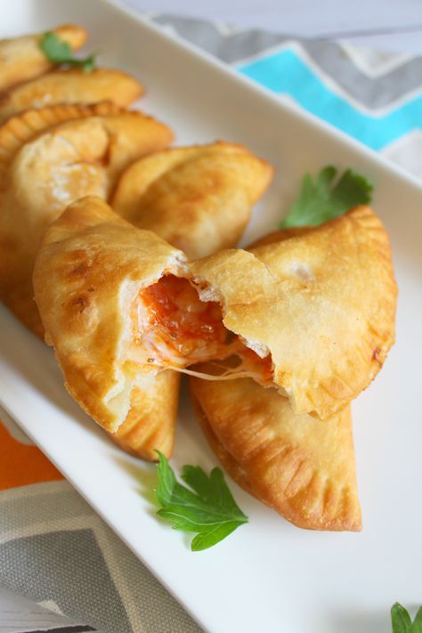 Pizza Empanadas Puerto Rican, Pizza Empanadas Recipe, Pizza Turnovers, Pizzeria Aesthetic, Dessert Empanadas Recipe, Pizza Empanadas, Pizza Type Recipes, Empanada Recipes, Easy Empanadas Recipe