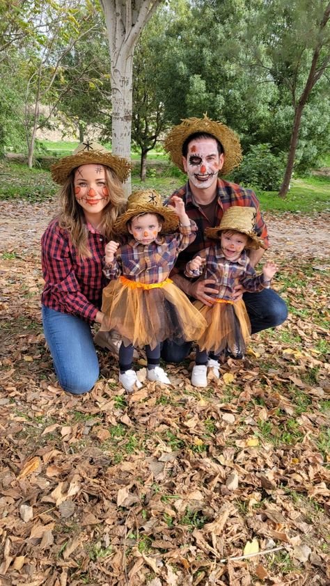 Easy costume diy Scarecrow Family Costume, Diy Scarecrow Costume, Trunker Treat Ideas, Crow Costume, Diy Scarecrow, Scarecrow Costume, Easy Costume, Easy Diy Costumes, Halloween Outdoor