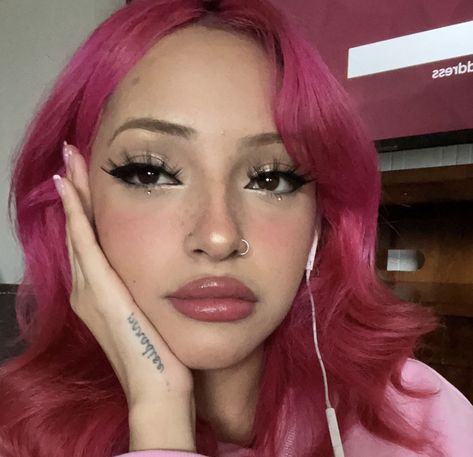 Pink Hair Makeup Looks, Pink Hair Pink Makeup, Light Pink Hair Tan Skin, Makeup With Pink Hair, Costumes For Pink Hair, Burgundy Hair Makeup Looks, Latina With Pink Hair, Creative Hair Dye, Aesthetic Pink Hair