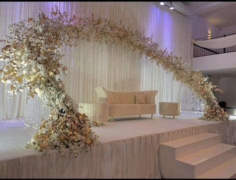 Minimalist Pelamin, Simple Wedding Decoration, Decoration Ideas Wedding, Engagement Stage Decoration, Nikah Decor, Aesthetic Bath, Reception Stage Decor, Bath Aesthetic, Wedding Stage Backdrop