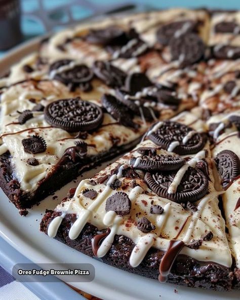 Recipes Lovers with Olivia | 🍪🍫 Oreo Fudge Brownie Pizza 🍕✨ | Facebook Brownie Pizza, Oreo Fudge, Fudge Brownie, Oreo Recipes, Fudge Sauce, Marshmallow Fluff, Fudge Brownies, Chocolate Covered Strawberries, Dessert Bars