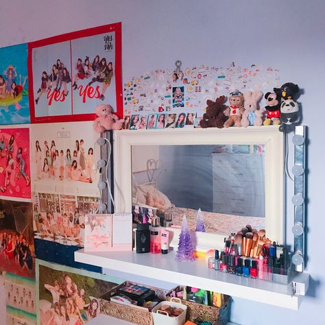 Twice Bedroom, Twice Room Decor Kpop, Twice Room Decor, Twice Room, Kpop Room Aesthetic, Kpop Rooms, Stylish Room Decor, Bts Room, Army Room Decor