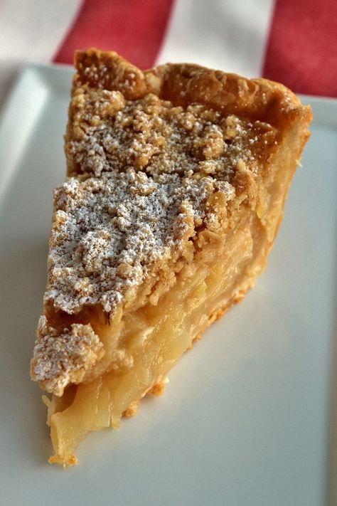 Swap your traditional apple pie for this delicious Pear Ginger Pie. It's great all fall and winter long, and a welcome addition to holiday menus. Samhain Desserts, Winter Pies, Ginger Oatmeal, Pear Pie Recipe, Ginger Pear, Crumb Pie, Pear Crumble, Pear Pie, Fall Pies