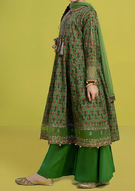 Border Suits Designs, Embroidery Frocks For Women, Lawn Kurti Designs Latest, Palazzo Designs, Cotton Suit Designs, Batik Clothing, Angrakha Style, Embroidery Boutique, Embroidery Fashion Detail