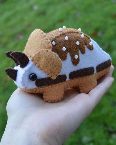 Daisy on Instagram: "S’mores Triceratops 🍫✨ - I added some details to the stegosaurus pattern from TypingWithTea to create this plush! I seriously love s’mores so much, whenever it’s a flavor I get it. I’m waiting for the s’mores blizzard at DQ 😢 - All orders are going to be packaged today and shipped out tomorrow!💕 - #handmade #homemadr #diy #sewing #plush #plushie #felt #feltart #art #fiberart #dinosaur #jurassic #jurassicworld #triceratops" Diy Stuffed Dinosaur, Broidery Ideas, Dino Plush Pattern, Dinosaur Plush Pattern, Sewing Plush, Felt Plushie, Florida Man, Toy Toy, Cute Sewing Projects