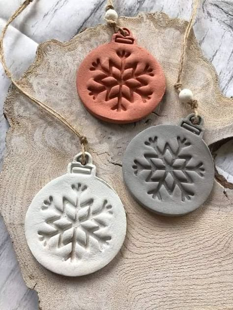 Salt Dough Christmas Tree Decorations, Polymer Clay Baubles, Air Dry Clay Baubles, White Clay Christmas Decorations, Diy Air Dry Clay Christmas Decorations, Easy Clay Ornaments, Air Dried Clay Christmas Decorations, Air Dry Clay Christmas Decorations Diy Ornaments, Clay Oil Diffusers