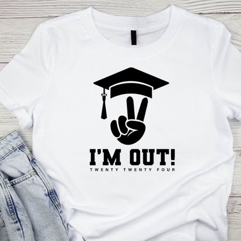 I_m Out 2024 T-Shirt, Funny Graduation Shirt, Gift For Graduation Discover Our Latest Collection Of Versatile And Stylish T-Shirts (Gildan 5000), Where Fashion Meets Ultimate Comfort! Offered In Sizes Ranging From S To 3xl And A Vibrant Spectrum Of Colors Including Black, White, Sand, Green, Sport Grey, Red, Navy, And More, There's An Option To Cater To Every Taste. Crafted With Expertise Using Premium Materials, Our T-Shirts Provide A Luxurious Sensation And An Impeccable Fit That Lasts All Day Senior Night Family Shirts, 2025 Graduation Shirts, Senior Year Shirts Design, Senior T Shirts, Cricut Graduation, Funny Graduation Shirts, Graduation Shirts For Family, Senior Things, Motivational Shirts