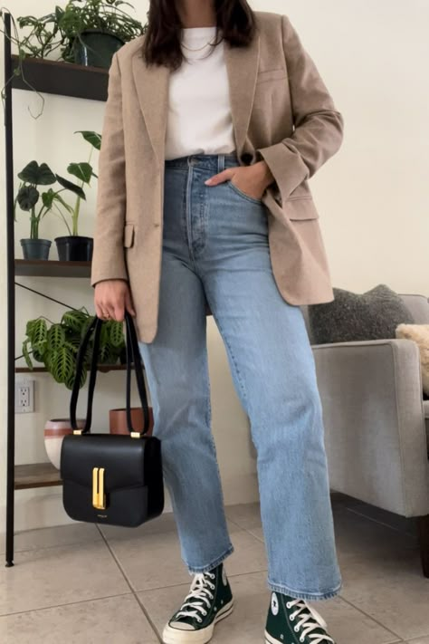 Jeans And Blazer Outfit Midsize, Casual Fall Blazer Outfits, Classic Outfits Midsize, Oversized Blazer Outfit Midsize, Midsize Blazer Outfit, Blazer Outfit Midsize, Beige Oversized Blazer Outfit, Workwear Midsize, Sporty Work Outfits For Women