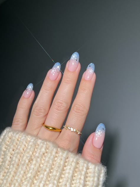 #nails #nailart #winternails #bluenails #glitternails #spraklynails #jewelry Ombre Nail Colors, Frozen Nails, Blue Christmas Nails, Snow Nails, Blue Glitter Nails, Bow Nail, Christmas Gel, December Nails, Red Christmas Nails