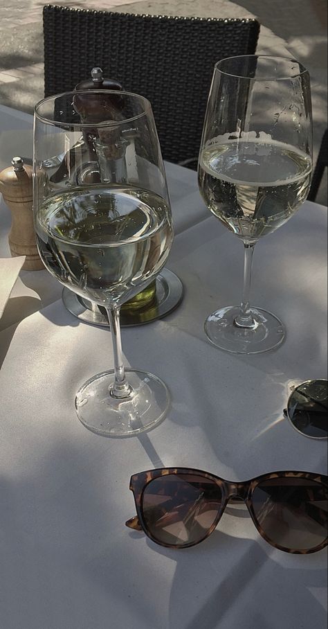 Dinner Aesthetic Restaurant, Vacay Aesthetic, Restaurant Wallpaper, Aesthetic Sunshine, Wine Pics, Wine Wallpaper, Aesthetic Restaurant, Wine Aesthetic, Drinks Aesthetic