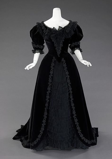 Ball gown  La Religieuse   Date: 1900 Culture: French Medium: silk 1900s Fashion, Old Dresses, Victorian Clothing, Antique Dress, Retro Mode, Vintage Gowns, Antique Clothing, Edwardian Fashion, Historical Dresses