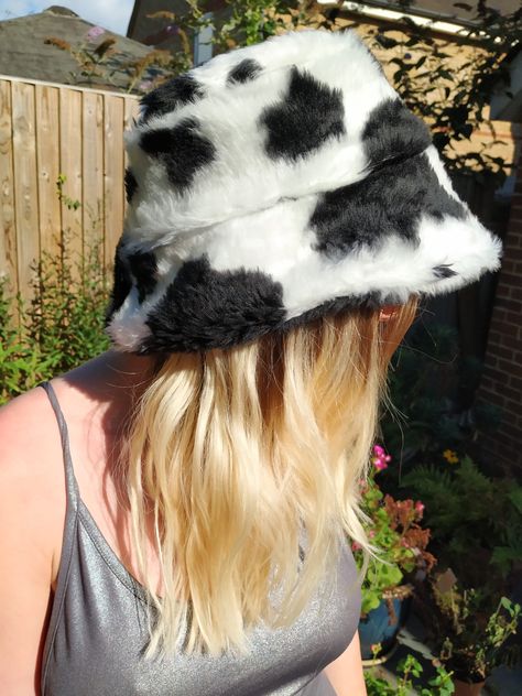 Cow Bucket Hat Outfit, Invierno Aesthetic, Fur Aesthetic, Cow Bucket Hat, Cow Print Bucket Hat, Dress And Denim Jacket, Bucket Hat Outfit, Cow Outfits, Fluffy Bucket Hat