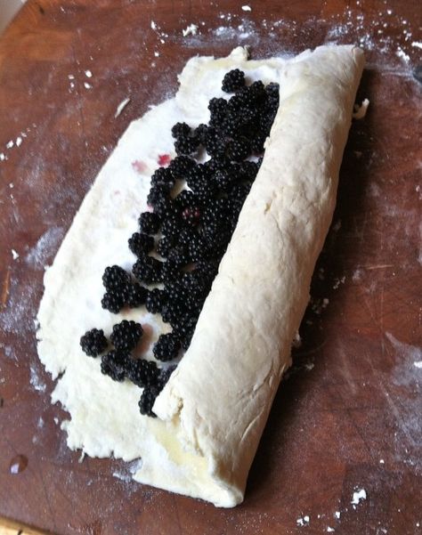 Blackberry Roll Recipe, Blackberry Rolls, Sweet Scones, Blackberry Ice Cream, Jelly Roll Cake, Blackberry Dessert, Blackberry Cobbler Recipe, Blackberry Cake, In My Backpack