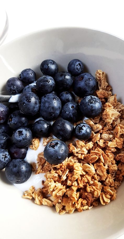 Blueberry Cereal, Yogurt With Blueberries, Bakery Foods, Healthy Breakfasts, Yogurt Bowl, Coconut Yogurt, Healthy Girl, Aesthetic Photos, Chow Chow