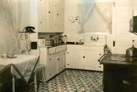 Living in the Thirties: 12 Amazing Found Photos Depict What House Interior Looked Like in the 1930s ~ vintage everyday 1930 Farmhouse Decor, 1930 Interior Design 1930s House Vintage Kitchen, 1940s Farmhouse Interior, Kitchen 1930s House, 1930 Home Decor 1930s Style, 1940s House Decor, 1930s Home Decor Vintage, 1930s House Interior Design, 1920 House Interior Ideas Vintage