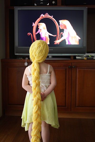 Finding costume ideas that are easy enough for us regular folk to make can be tough. Time for some homemade Halloween costumes you can make yourself! Rapunzel Wig, Diy Fantasia, Dress Up Wardrobe, Wig Tutorial, Yarn Wig, Rapunzel Disney, Rapunzel Hair, Purim, Diy Costumes