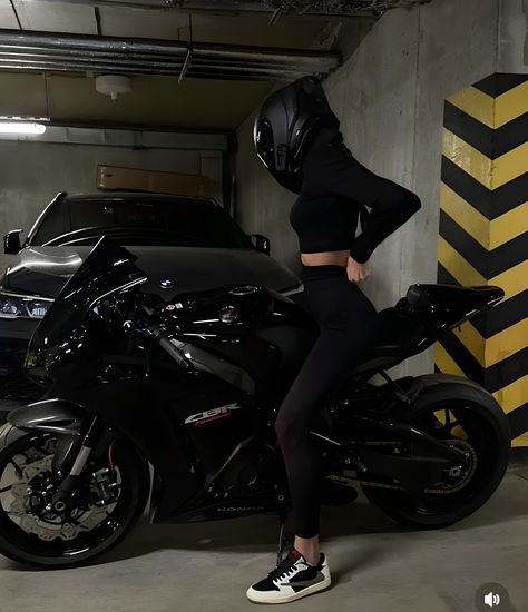 @anst017 Biker Babe Outfit, Marcella Vitiello, Monster Bike, Girl Biker, Image Moto, Bike Aesthetic, Motorcycle Aesthetic, Biker Aesthetic, Female Biker