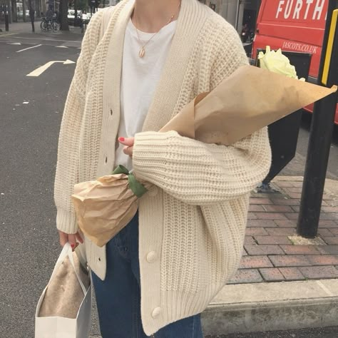 Big Cardigan Outfit, Beige Cardigan Outfit, Chunky Cardigan Outfit, Cream Cardigan Outfit, Oversized Cardigan Outfit, White Cardigan Outfit, Cardigan Outfit Aesthetic, Oversized White Cardigan, Oversized Cream Cardigan