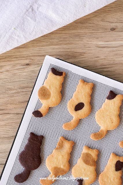 Calico Cookies Recipe, Calico Cat Cookies Recipe, Calico Cookies, Cat Shaped Cookies, Calico Cat Cookies, Cat Biscuits, Baby Boy Cookies, Subliminal Messages, Chocolate Cookie Dough