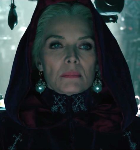 Michelle Pfeiffer Maleficent, Queen Ingrith, Maleficent Aesthetic, Maleficent Mistress Of Evil, Maleficent 2, Maleficent Movie, Mistress Of Evil, Medieval Gown, Disney Maleficent