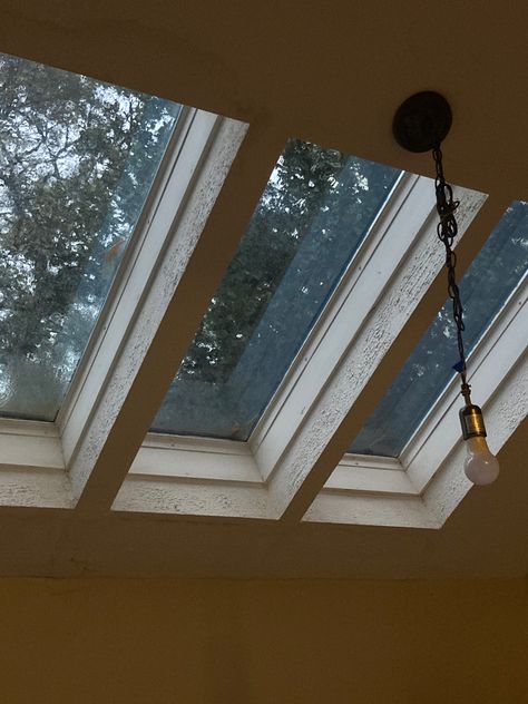 aesthetic rainy day window / skylight Skylight Home Design, Cottage Skylight, Roof Window Aesthetic, Skylight Aesthetic, Skylights Ideas Ceilings, Skylight Home, Rainy Day Window, Skylight House, Skylight Room