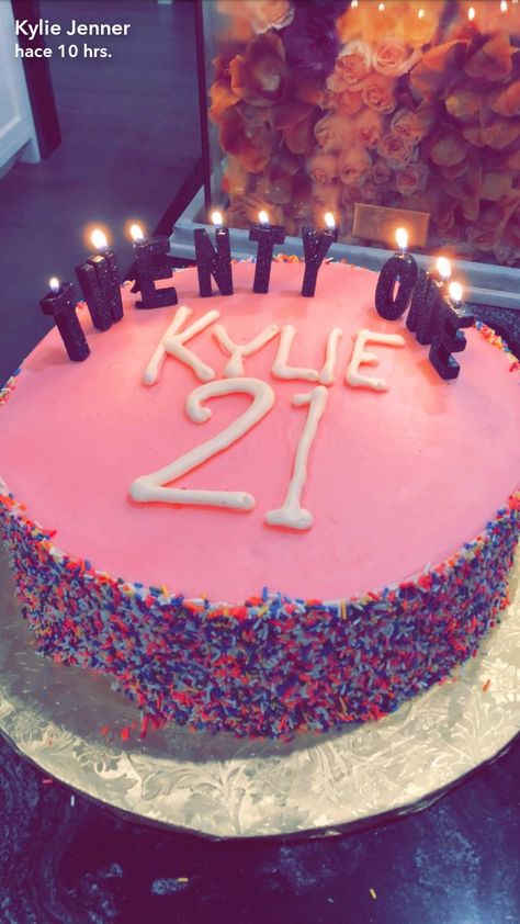 Birthday 21th Kylie😍💗💗✨✨💅 Kylie Jenner Bday, Birthday Cake 21, Kylie Jenner Birthday Cake, Kylie Jenner Birthday, Makeup Cake, Kylie Birthday, Jenner Makeup, 21st Birthday Cakes, 21st Party