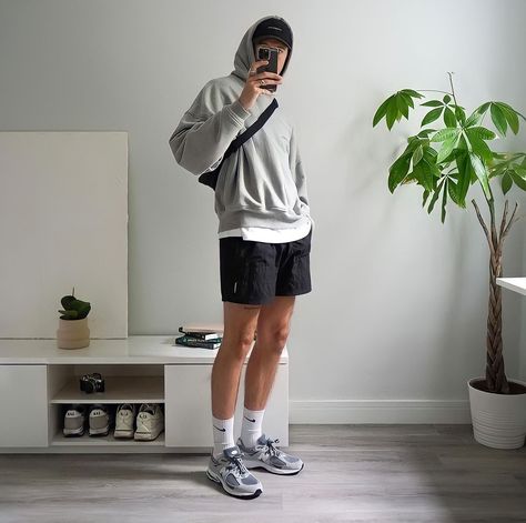 Grey Shorts Outfit Men, Athleisure Outfits Men, Grey Shorts Outfit, Fall Italy Outfits, Italy Outfits Men, Asian Men Fashion, Athleisure Men, Mens Shorts Outfits, Gym Outfit Men