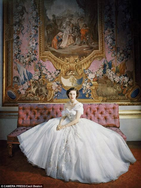 Prinses Margaret, Ratu Elizabeth, Sarah Chatto, Princesa Margaret, Princesa Elizabeth, Young Queen Elizabeth, Dior Gown, Margaret Rose, Poppy Delevingne