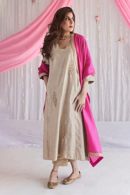 Buy Beige Kurta: Chanderi Embroidered Floral Motifs V Tannu And Pant Set For Women by Shorshe Clothing Online at Aza Fashions. Beige Kurta, Lace Trims, Kurta With Pants, Salwar Suit, Suit Designs, Kurta Designs, Indian Designer Wear, Designer Gowns, Design Patterns