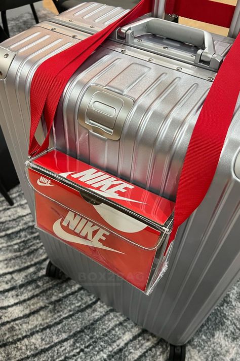 "Carry your passion for sneakers with you wherever you go 🙌 #Box2BagCustom" Nike Box Bag, Nike Shoe Box Bag, Nike Shoes Box, Shoe Box Diy, Nike Bag, Nike Box, Recycle Design, Sneakers Box, Acrylic Bag