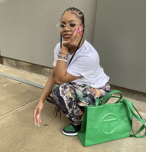 Green Telfar Bag Outfit, Green Telfar, Telfar Bag Outfit, Green Bag Outfit, Black Bag Outfit, Telfar Bag, Bag Outfit, American Princess, Baddie Outfits Casual