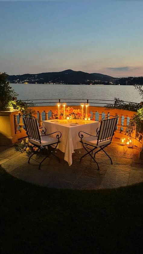 Italian Dinner At Home Aesthetic, Romantic Dinner Aesthetic, Dinner Aesthetic Romantic, Outdoor Dinner Date, Romantic Outdoor Dinner, Room Design Wall, Romantic Home Dates, Romantic Dinner Tables, Romantic Dinner Setting