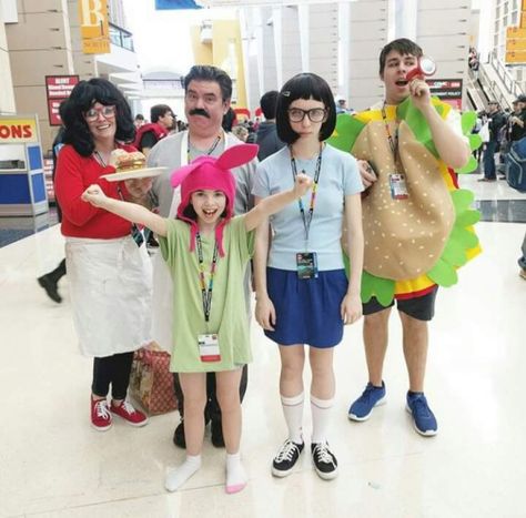 Excellent family cosplay Bob's Burgers Halloween Costume, Bobs Burgers Costume, Bob's Burgers Halloween, Burger Costume, Bobs Burger, Family Cosplay, Themed Halloween Costumes, Halloween This Year, Wings Costume