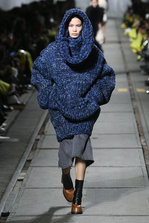 Fall/Winter 2024 Fashion Trends From the Runway Alexander Mcqueen Fashion Show, Alexander Mcqueen Ready To Wear, Knits Sweaters, Paris Fashion Week Runway, Knitwear Trends, 2024 Runway, Trend Board, Alexander Mcqueen Fashion, Mcqueen Fashion