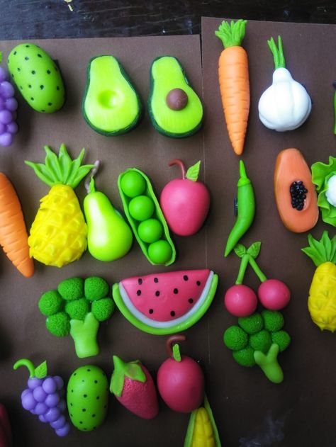 Fruit Clay Art, Clay Art For Kids, Polymer Clay Magnet, Fondant Flower Tutorial, Kids Vegetables, Clay Fish, Clay Crafts For Kids, Fruits For Kids, Clay Magnets